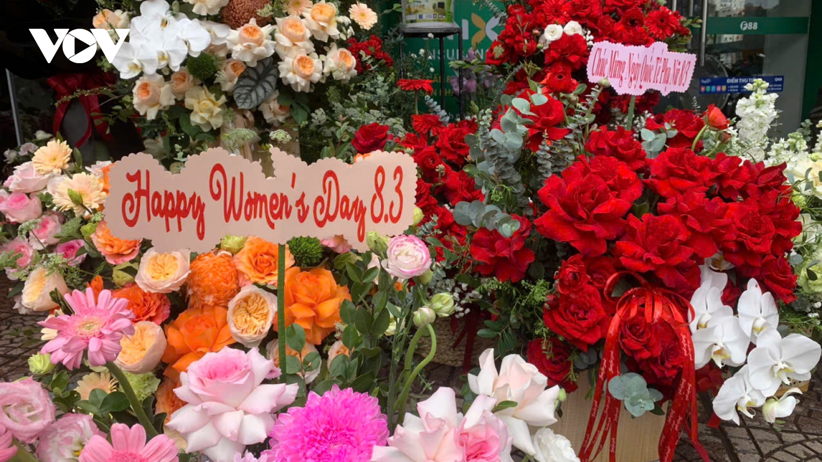 Thị trường 8/3: Hoa tươi tăng giá, thời trang, giầy dép thi nhau khuyến mại